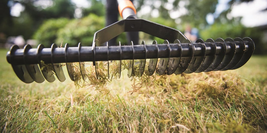 УБОРКА ГРАБЛЯМИ ВОЙЛОКА НА ГАЗОНЕ