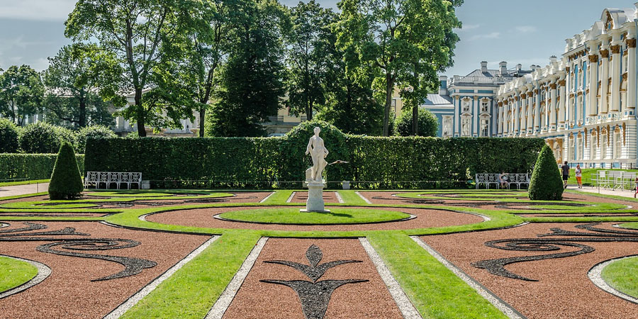 ГАЗОН В ЦАРСКОМ СЕЛЕ