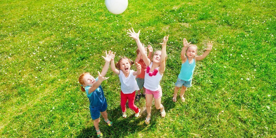 ДЕТИ ИГРАЮТ НА ГАЗОНЕ