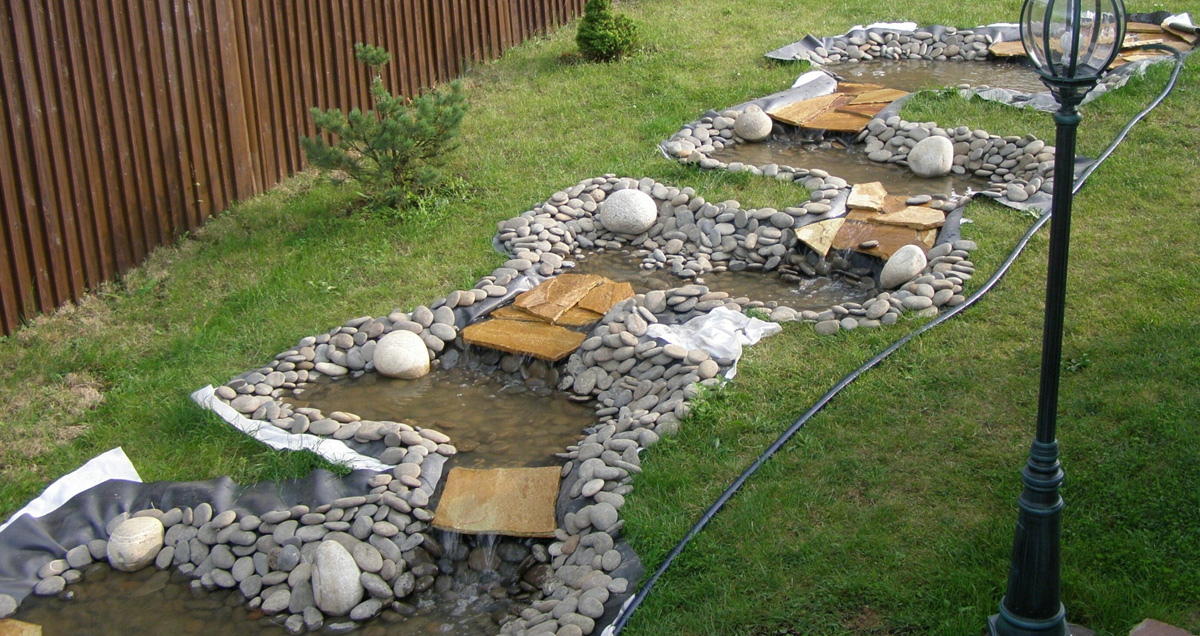 ИЗВИЛИСТЫЙ РУЧЕЙ В САДУ