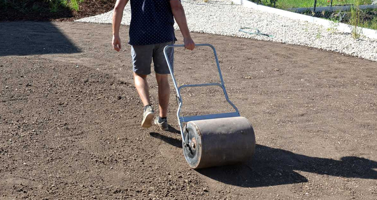 ПРИКАТЫВАНИЕ ГАЗОНА ПЕРЕД ПОСЕВОМ