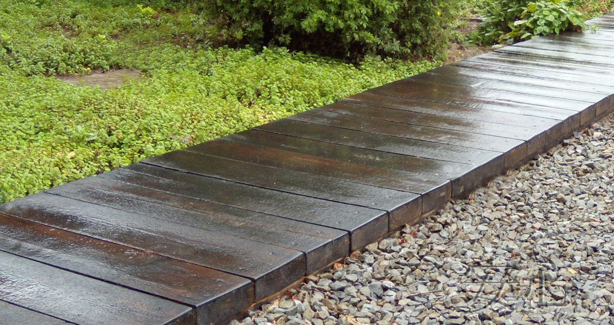 ДЕРЕВЯННЫЙ НАСТИЛ В САДУ