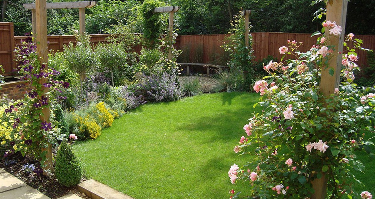 САДОВАЯ КОМНАТА В САДУ